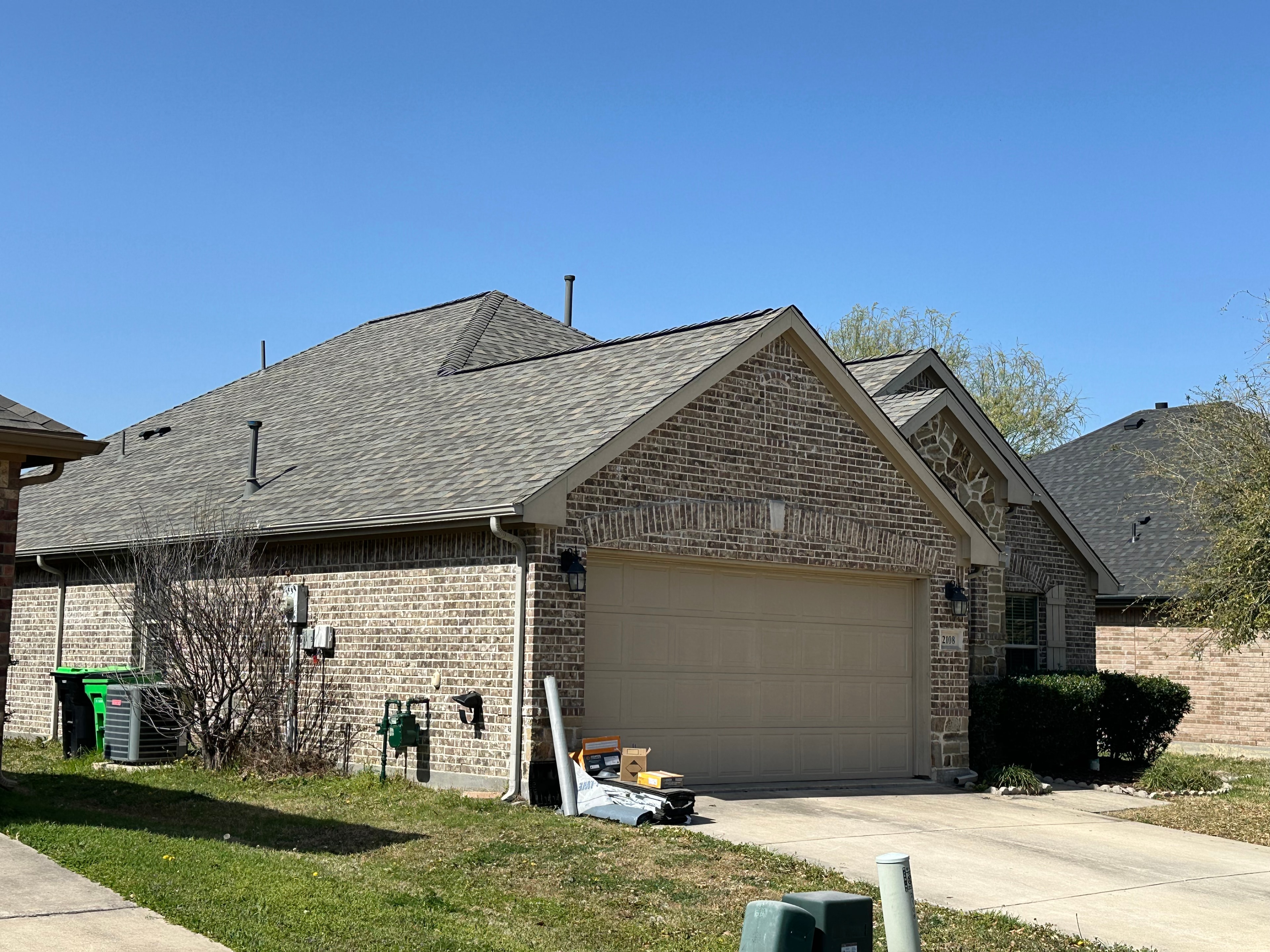 Completed roof on brick ranch home